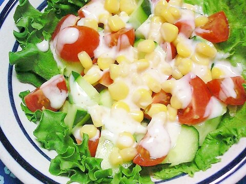 胡瓜、トマト、コーンの塩ドレヨーグルトサラダ